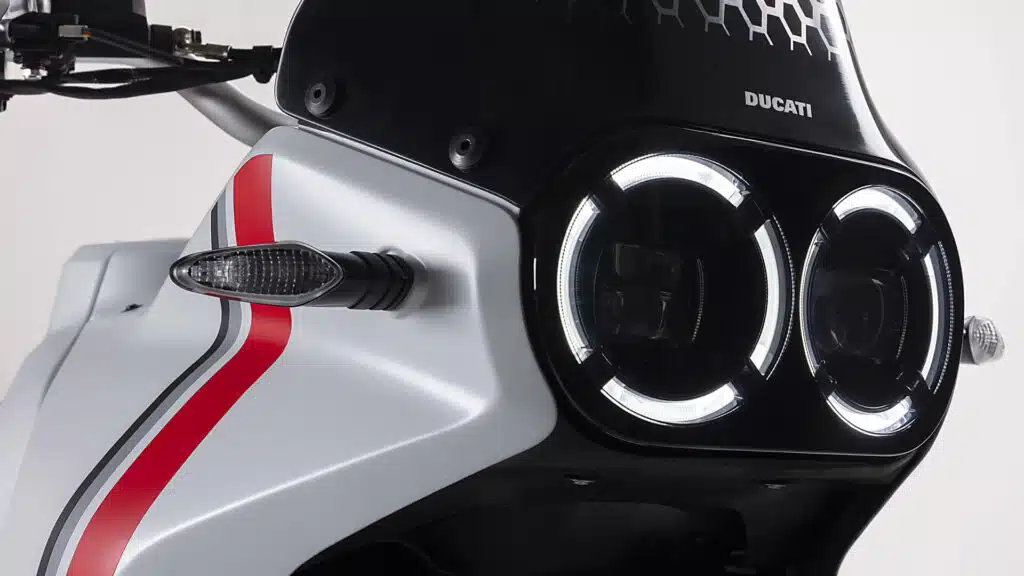 Ducati-DesertX-MY22-04-Luci-Gallery-1920x1080 svg+xml;charset=utf