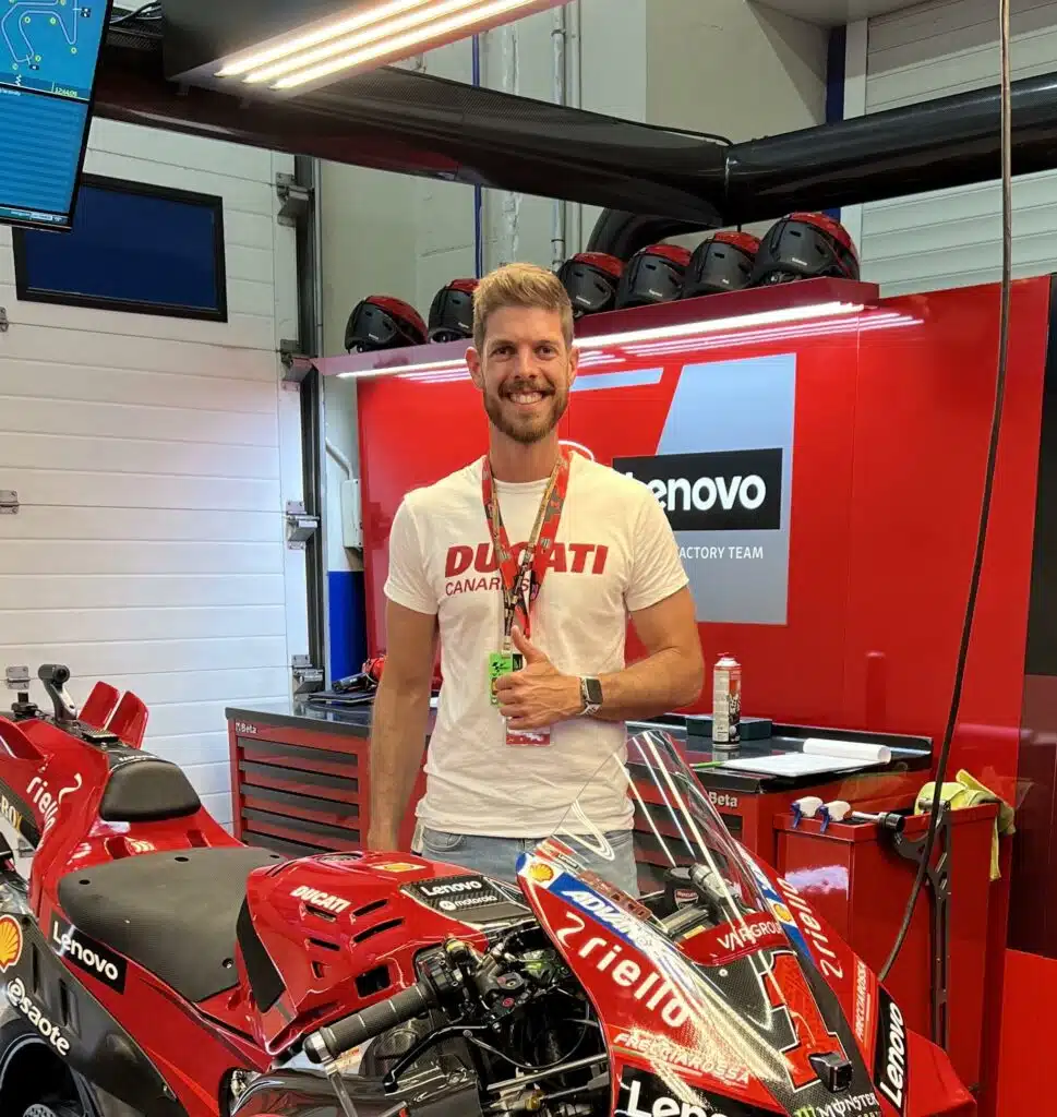 About Us 2 svg+xml;charset=utf